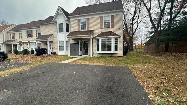 8 Cosgrove Ct in East Brunswick, NJ - Foto de edificio - Building Photo