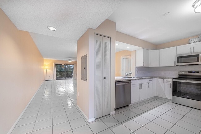 901 SW 141st Ave in Pembroke Pines, FL - Building Photo - Building Photo