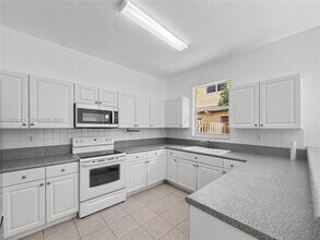 12874 SW 134th St in Miami, FL - Foto de edificio - Building Photo