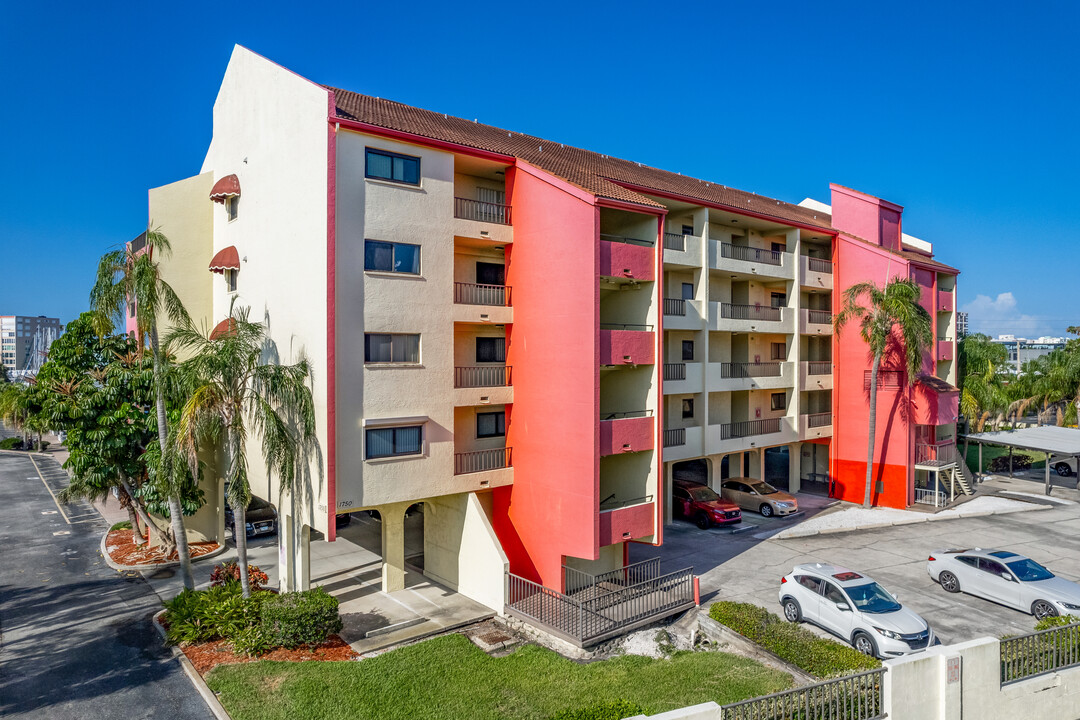 Lighthouse Harbor Marina in South Pasadena, FL - Foto de edificio