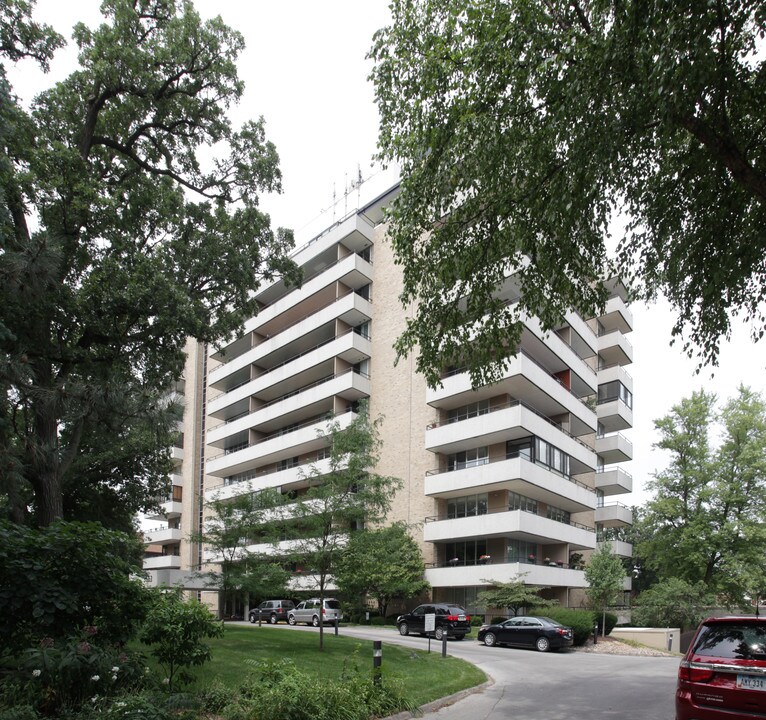 West Grand Towers in Des Moines, IA - Building Photo