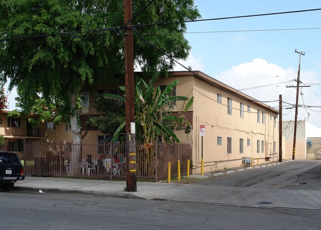 2201 Myrtle St in Santa Ana, CA - Foto de edificio - Building Photo