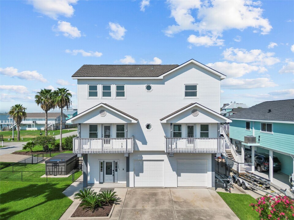 138 Isles End Rd in Tiki Island, TX - Building Photo