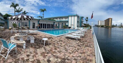 3923 NE 166th St in North Miami Beach, FL - Building Photo - Building Photo