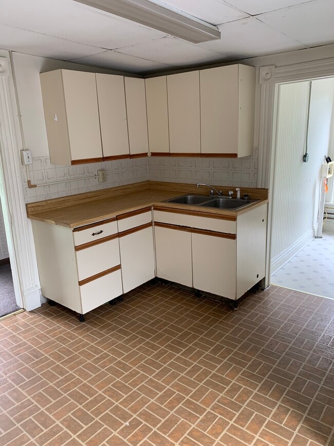 7614 Collins St, Unit #2 upstairs in Lowville, NY - Foto de edificio - Building Photo