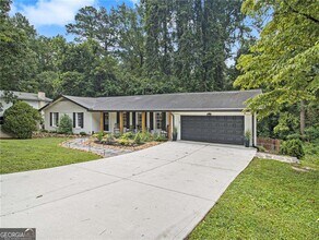 2810 Dunnington Cir in Chamblee, GA - Foto de edificio - Building Photo