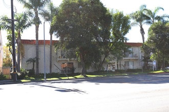 Roscoe Place in Canoga Park, CA - Foto de edificio - Building Photo