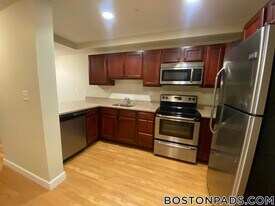 20 Pond St in Braintree, MA - Building Photo