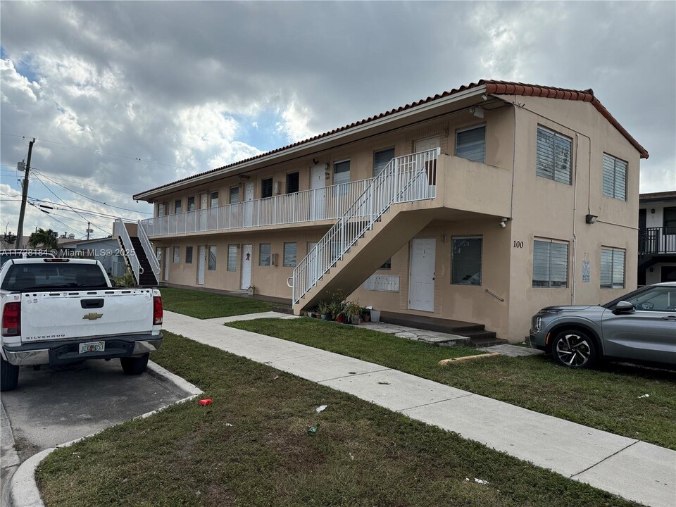 100 W 26th St in Hialeah, FL - Building Photo