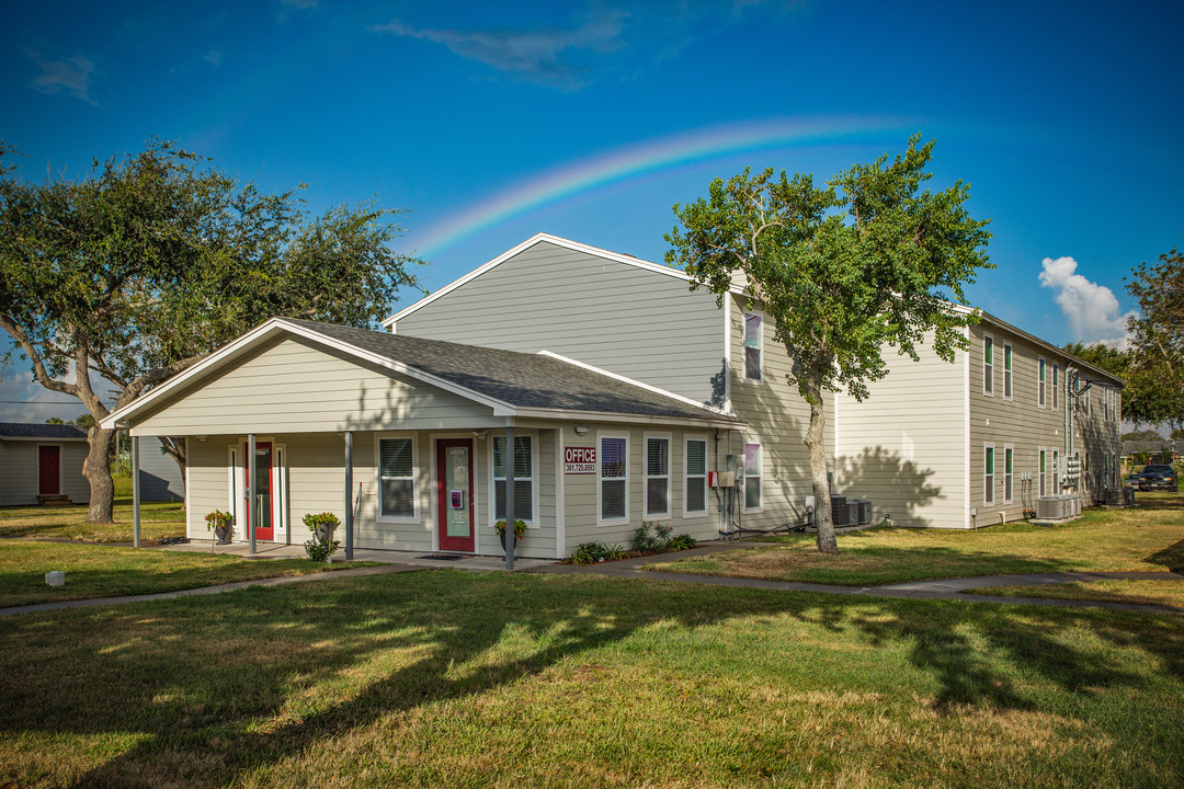 Rockport Oaks Garden Apartments Photo