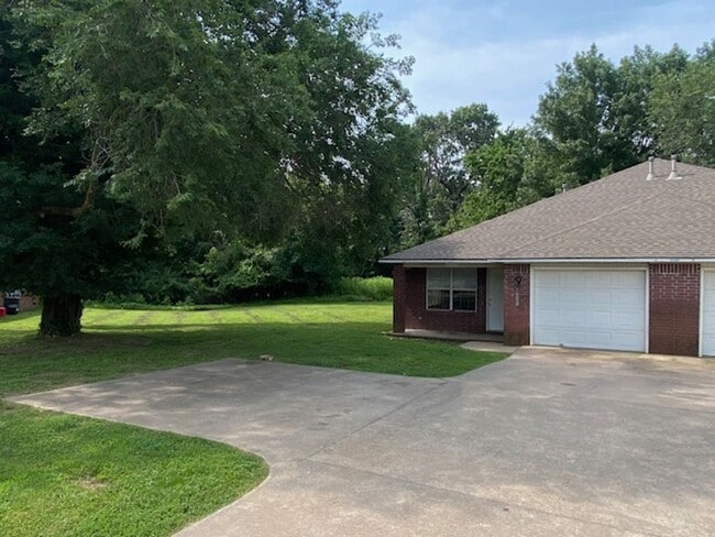 7313 W Wedington Dr in Fayetteville, AR - Building Photo - Building Photo