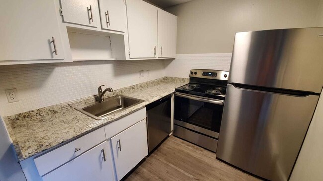 Courtview Square Apartments in New London, CT - Foto de edificio - Building Photo