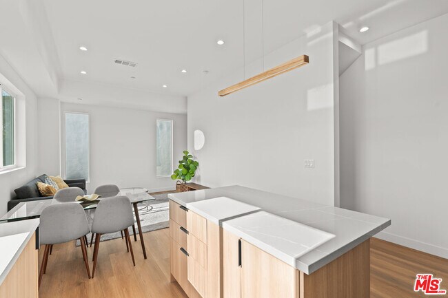 236 S Carondelet St in Los Angeles, CA - Building Photo - Building Photo