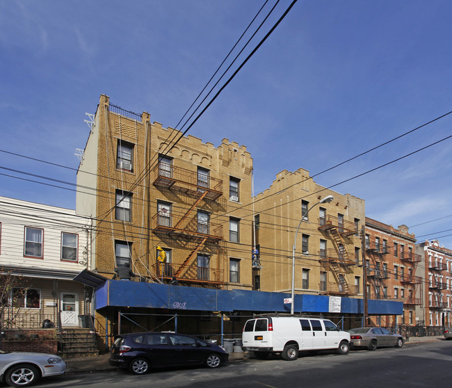 24-36 43rd St in Astoria, NY - Foto de edificio - Building Photo