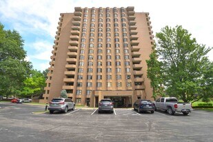 2121 S Yorktown Ave in Tulsa, OK - Building Photo