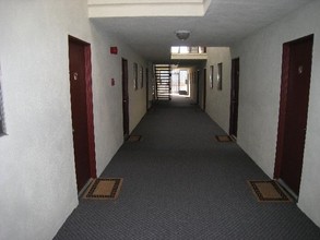 Twin Palms Apartments in Long Beach, CA - Building Photo - Building Photo