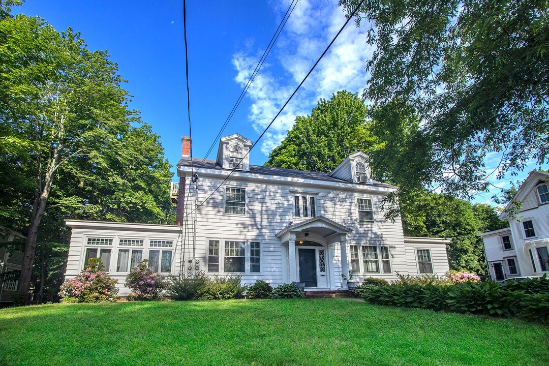 85 Belknap St in Dover, NH - Foto de edificio