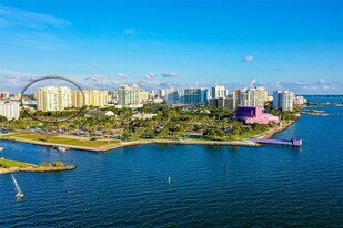 800 N Tamiami Trl, Unit 1111 in Sarasota, FL - Building Photo