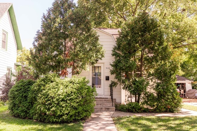 property at 512 N 6th St