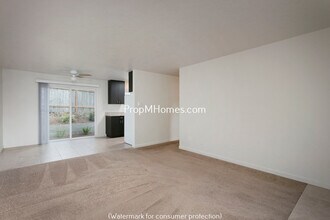 15535 NE Glisan St in Portland, OR - Building Photo - Building Photo