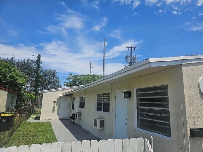 145 SW 5th Ct, Unit 1 in Dania Beach, FL - Building Photo - Building Photo