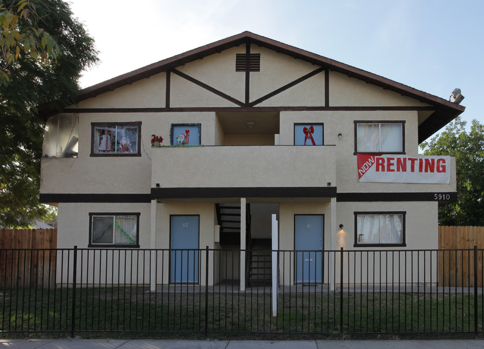 Warren St. Family Village in Riverside, CA - Building Photo