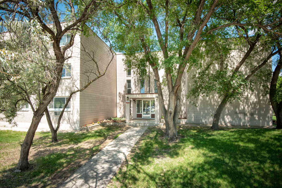 Redfern Apartments in Winnipeg, MB - Building Photo