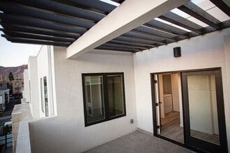 350 Salem St, Unit 204 in Glendale, CA - Building Photo - Building Photo