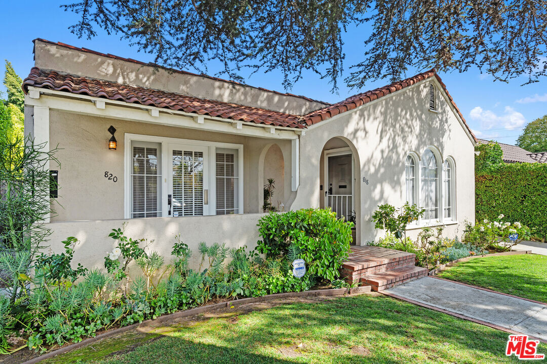 820 N Kilkea Dr in Los Angeles, CA - Building Photo