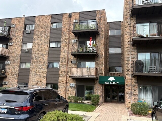 8923 Knight Ave in Des Plaines, IL - Building Photo