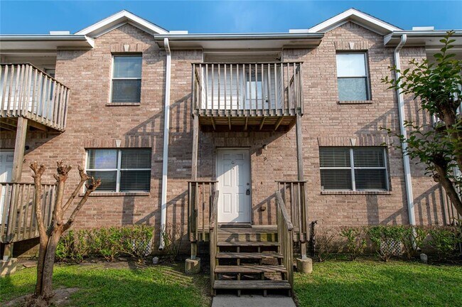 property at 11905 Algonquin Dr