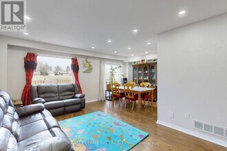 18 Knightsbridge Way in Markham, ON - Building Photo - Building Photo