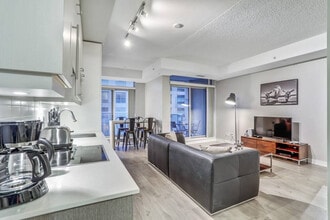 255 Queen St W in Toronto, ON - Building Photo - Building Photo