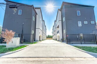 3201 St Emanuel St in Houston, TX - Building Photo - Building Photo