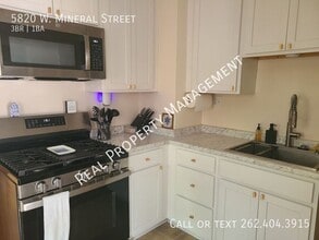 5820 W Mineral St in West Allis, WI - Building Photo - Building Photo