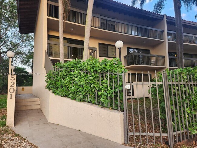 5201 Orduna Dr in Coral Gables, FL - Foto de edificio - Building Photo