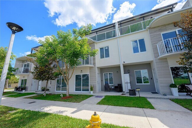 25689 SW 144th Ave in Naranja, FL - Foto de edificio - Building Photo