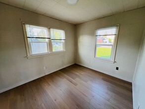 1303 E Broadway in Mount Vernon, WA - Building Photo - Building Photo