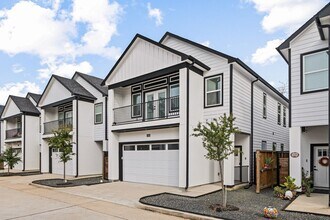 6480 T C Jester Blvd in Houston, TX - Building Photo - Building Photo