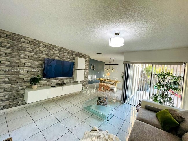 12736 SW 66th Terrace Dr in Miami, FL - Foto de edificio - Building Photo