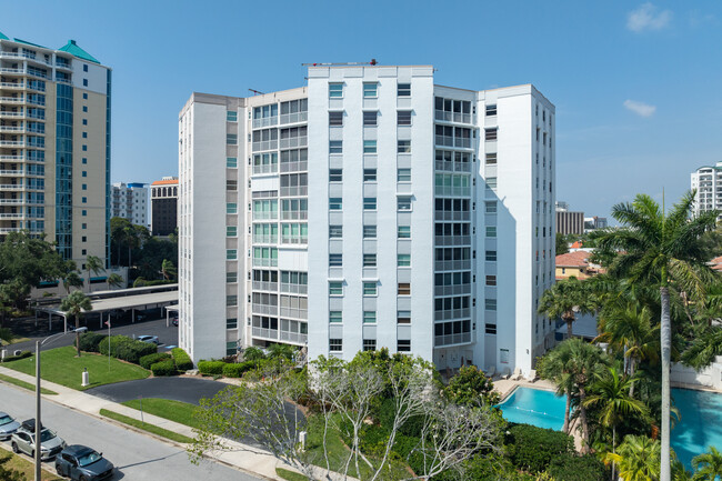 Regency House in Sarasota, FL - Foto de edificio - Building Photo