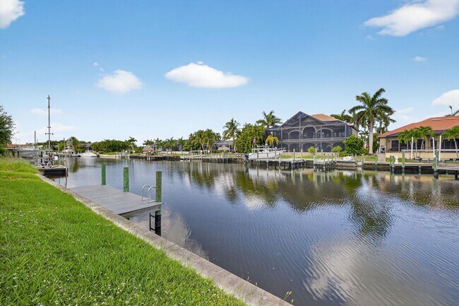 2532 SW 26th Pl in Cape Coral, FL - Foto de edificio - Building Photo