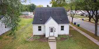 973 Hickory Hill Dr in Green Bay, WI - Building Photo