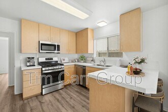 375 Woodland Pl in Costa Mesa, CA - Building Photo - Building Photo