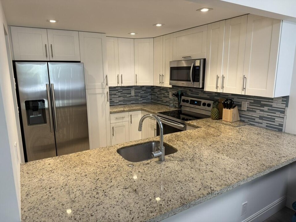 6161 NW 2nd Ave in Boca Raton, FL - Building Photo