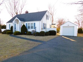 37 Crown St in Trumbull, CT - Building Photo - Building Photo