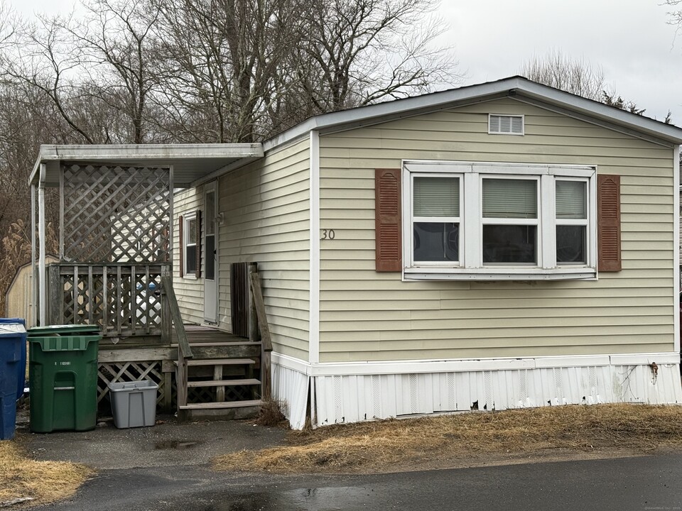 30 Terrace Dr in Waterford, CT - Building Photo