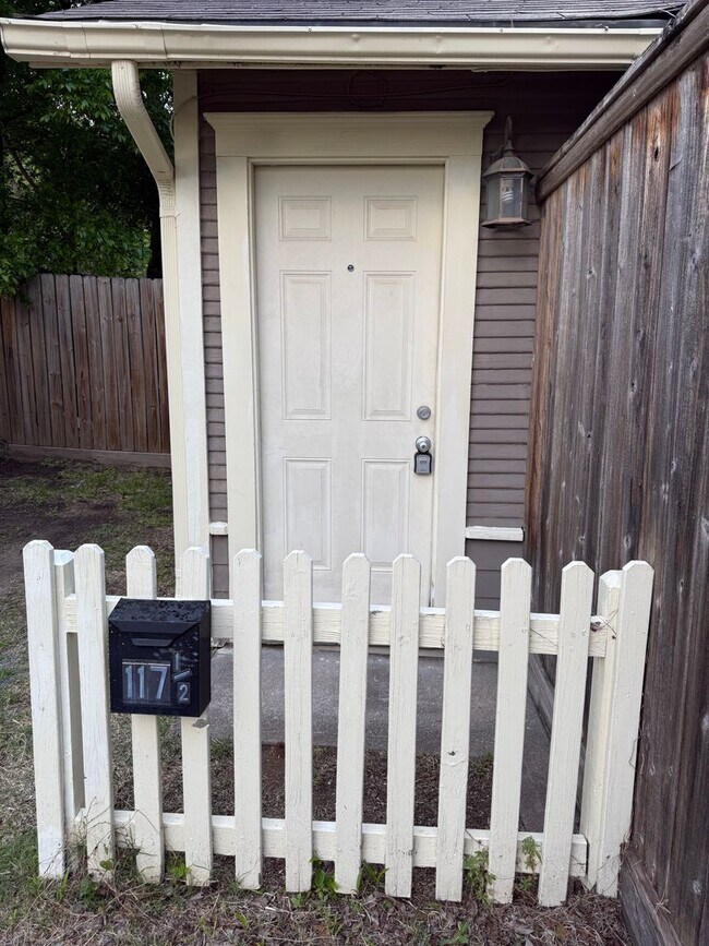 117 Bryan St in Weatherford, TX - Building Photo - Building Photo