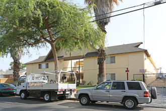 7636 Owensmouth Ave in Canoga Park, CA - Building Photo - Building Photo