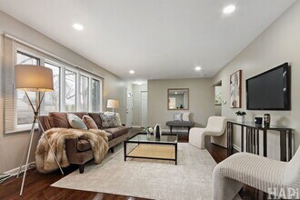 75 Carthage Ln in Hoffman Estates, IL - Building Photo - Building Photo